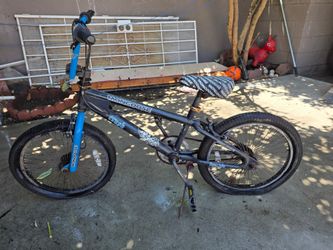 Mongoose Crush 20-inch Freestyle Bike