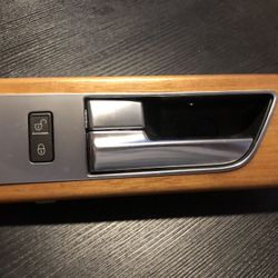 LR4 front driver side wood trim with door handle and lock switch