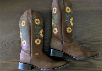 Chaparral Women’s Embroidered Western Cowboy Boots – Excellent Condition – $40