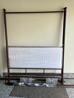 Queen 4-poster bed
