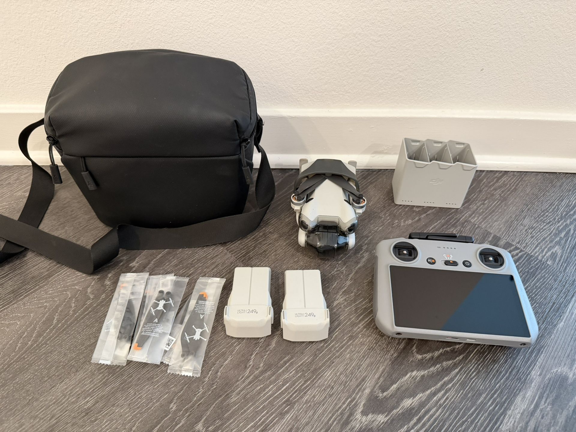 DJI Mini 4 Pro drone - fly more combo