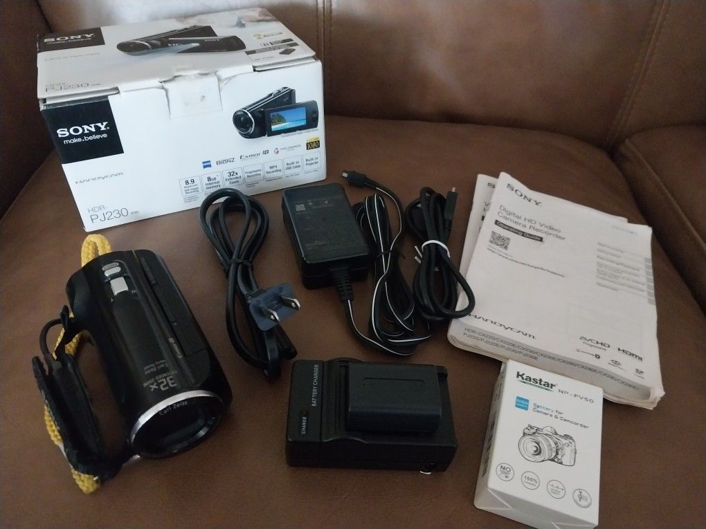 REDUCED - Sony Handycam HDR-PJ230 8GB HD Camcorder, 32X Zoom. Projector w/ Box & Charger
