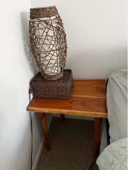 Solid Wood Side Table / Mesa de noche  de madera solida