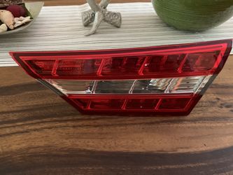 Right Inner Tail Light OEM new Toyota Avalon 2013