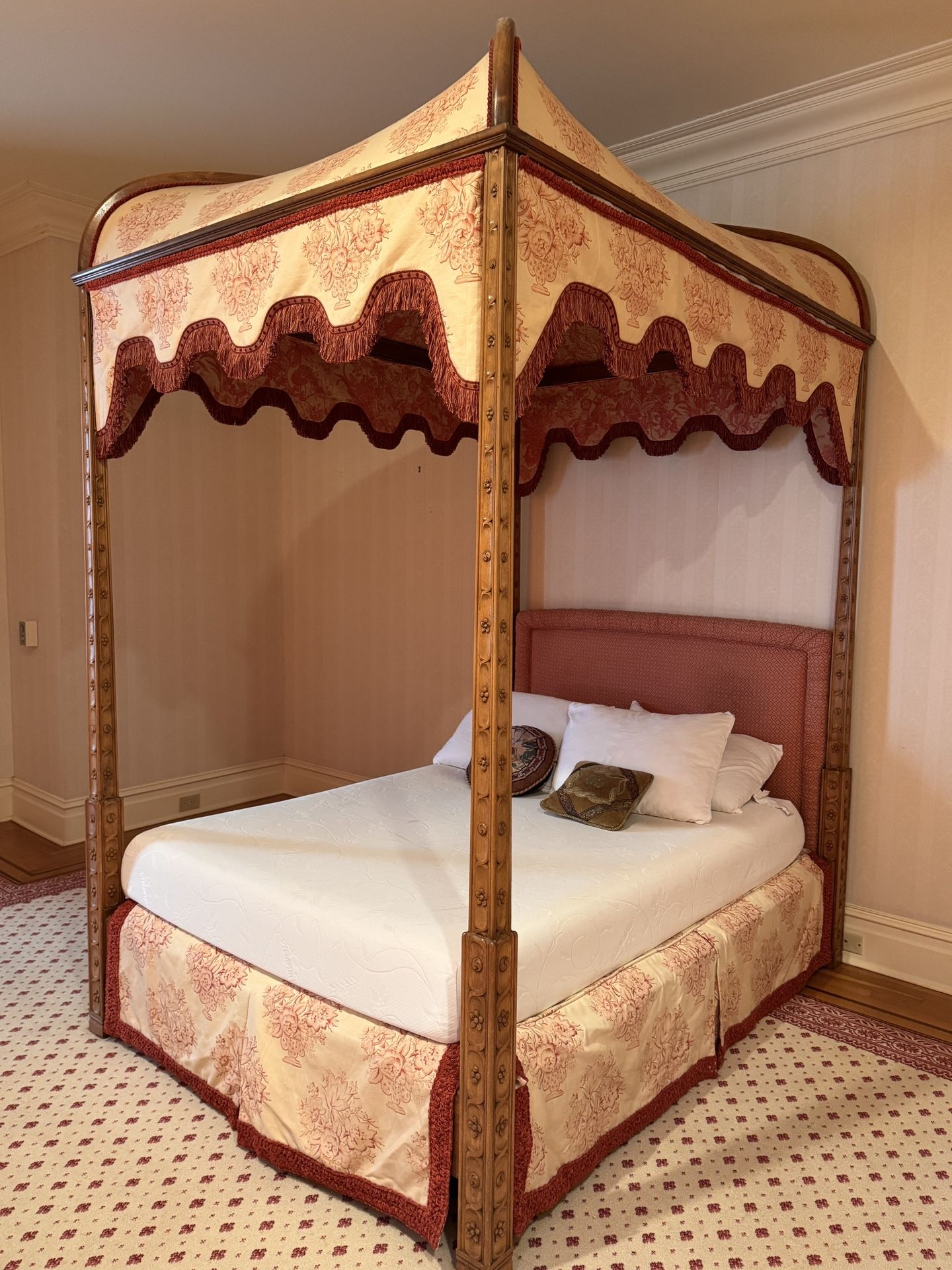 Victorian Style Four Poster Canopy Full Bed