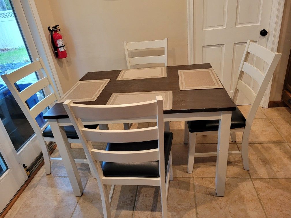 Kitchen Table And 4 Chairs