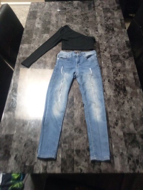 Black Crop Top NoThe Shoulder Look With Blue Jeans