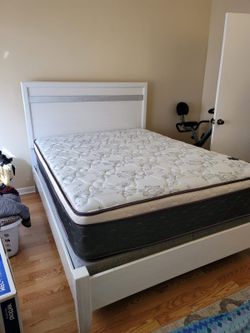 NEW Queen-Size PILLOW TOP MATTRESS and BOX SPRING. Bed frame not included 👍