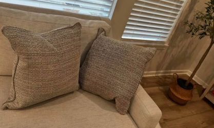 Haverty’s throw pillow 22”