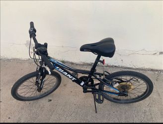 Giant Kids Mountain Bike Black Blue