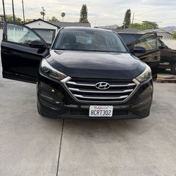 2017 Black Hyundai Tucson/Clean Title/ Low Mileage/Runs Perfect
