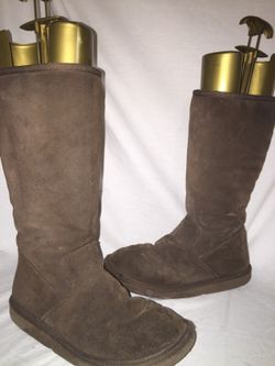 Ugg boots s/n 5235 size 7
