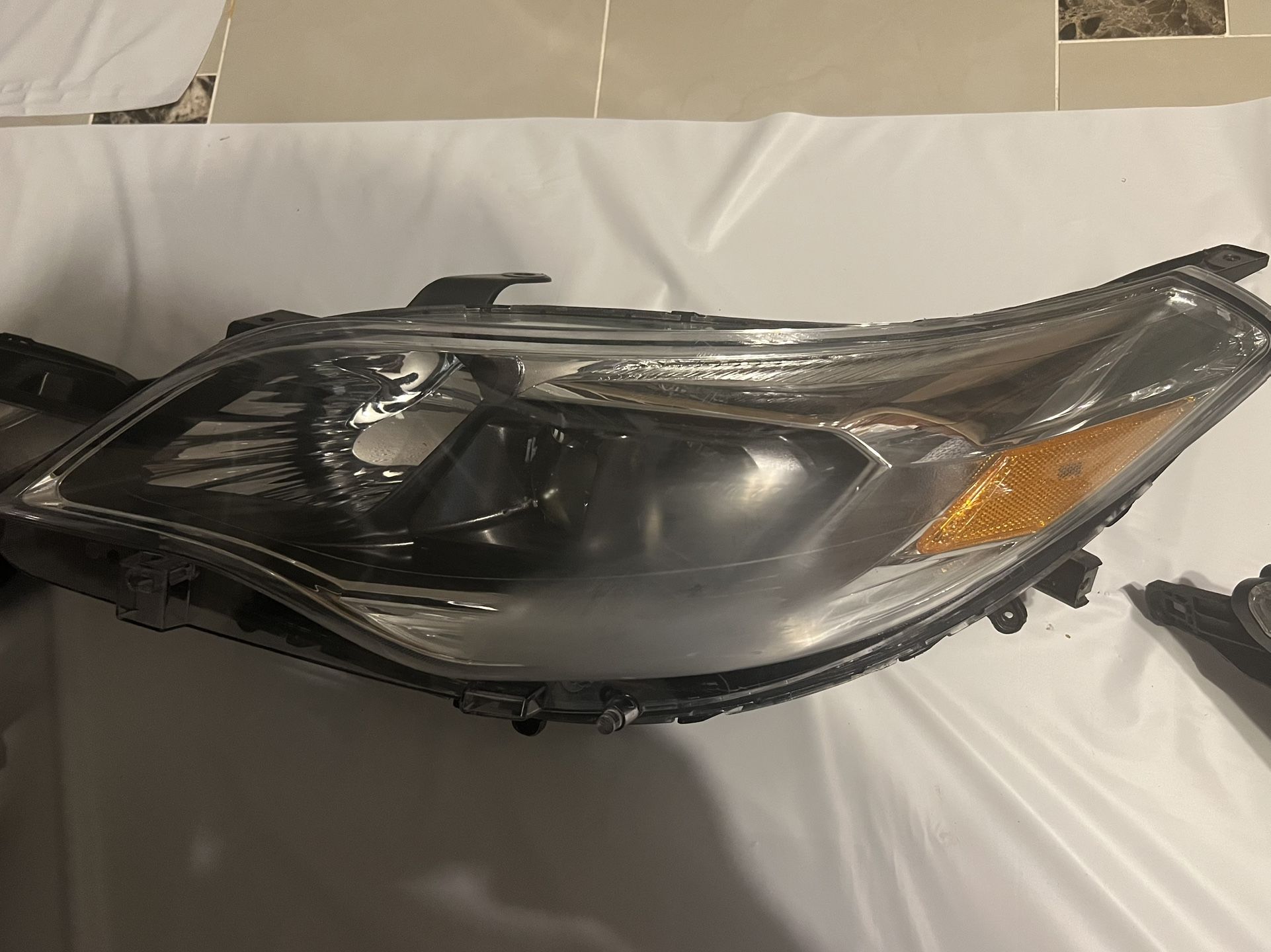 OEM Toyota Avalon DRIVER side headlight 2016-2018