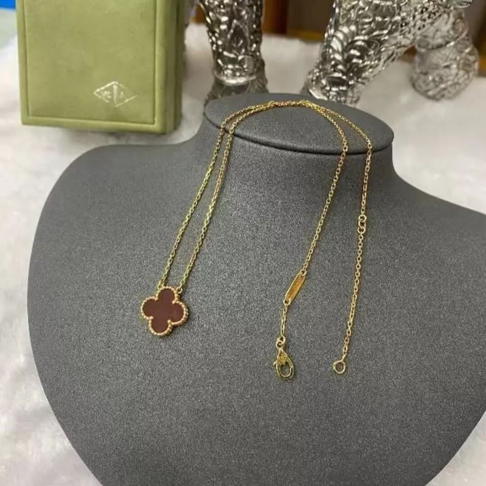 Van Cleef & Arpels Necklace Vintage Alhambra pendant 18K gold Red Carnelian