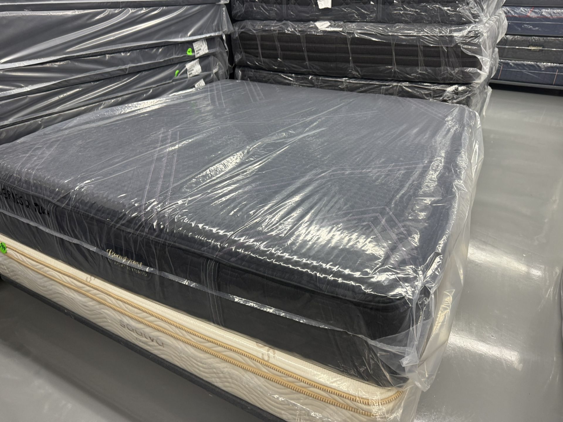 KING SIZE SIMMONS BEAUTYREST BLACK SERIES 2 (PLUSH) HYBRID MATTRESS & BOX SPRINGS BED SET