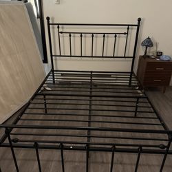 Bed Frame (Size: Queen)