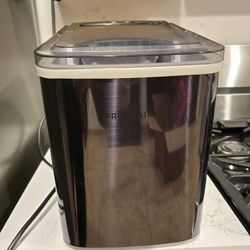Frigidaire 26 lbs Ice Maker