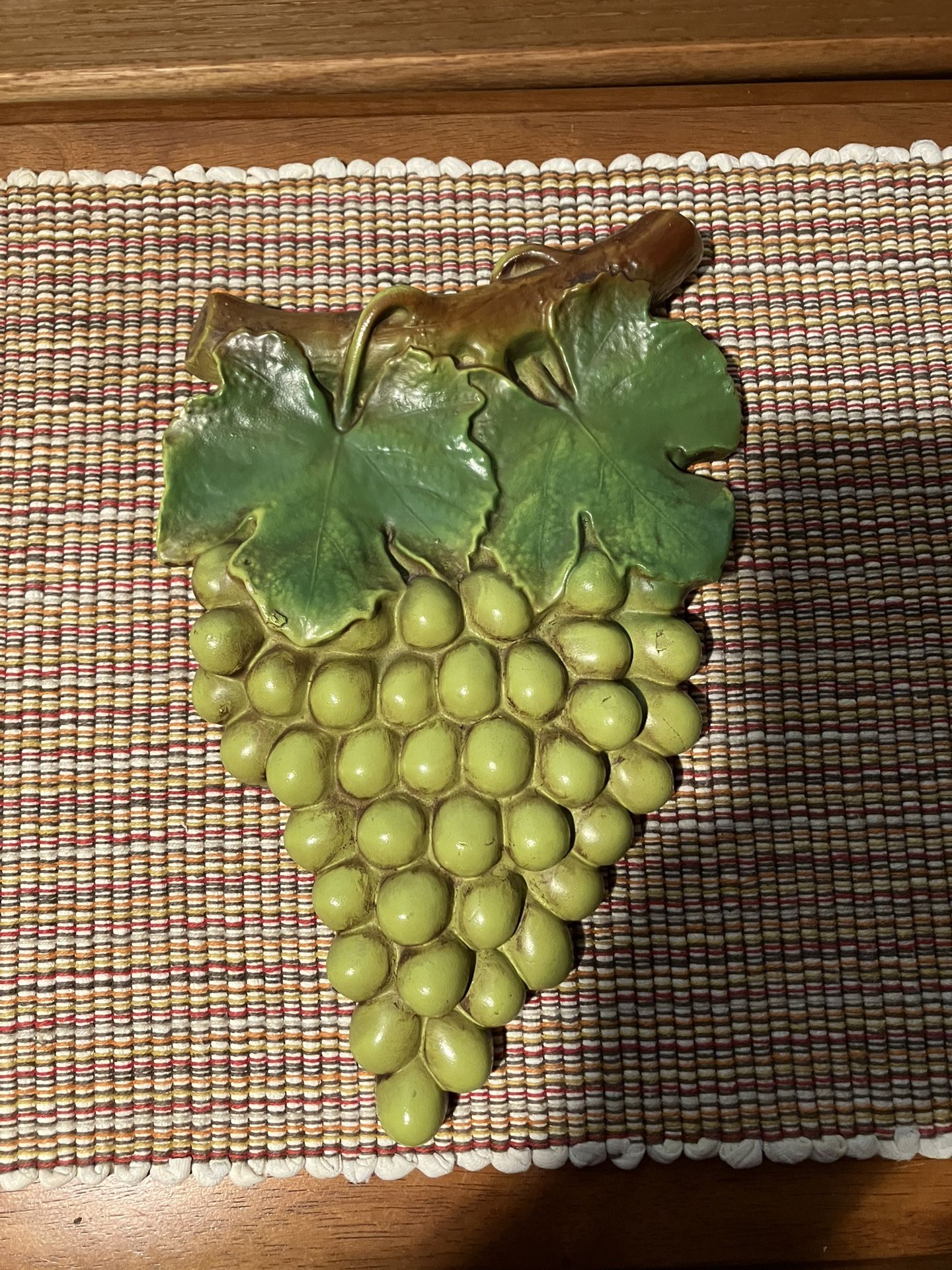 Vintage “Chalkware” green grapes Wall Plaque hanger w/hook