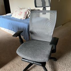 Premium Ergonomic Mesh Office Chair with Adjustable Headrest & Footrest – good Condition