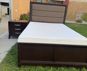 Beutiful full size bet set with good mattress set and one nightstand