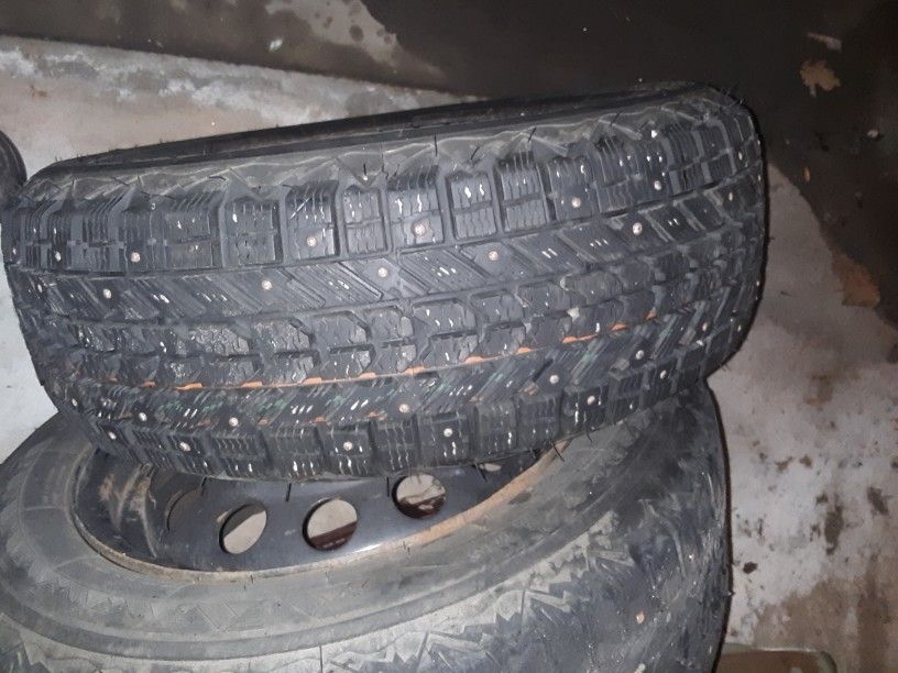 185/60/14 Studded snow Tires (4) On Chevy Rims