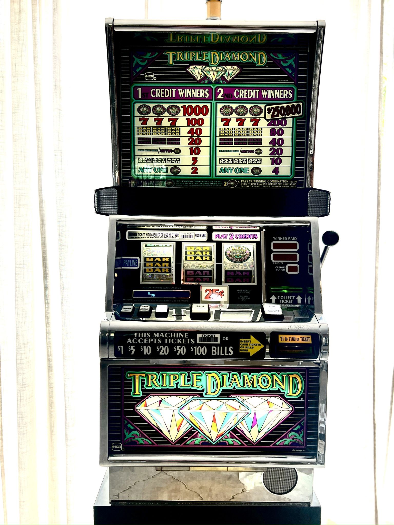 Slot Machine IGT 2000 Triple Diamond In Excellent Working Condition