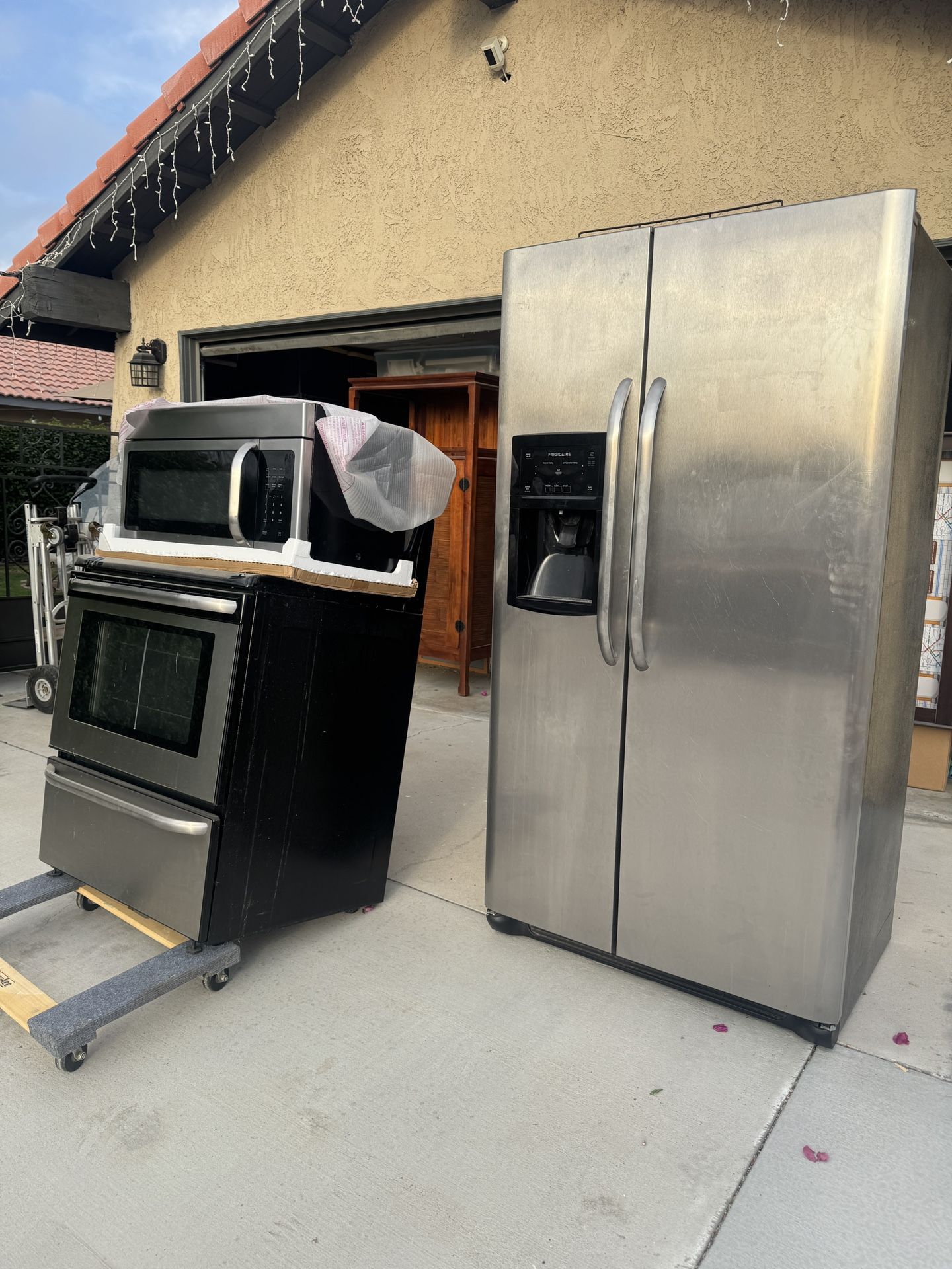 Fridgidaire Appliance Set