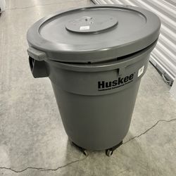32 Gallon Trash Can with lid and dolly, Almost New, no stains, no smell