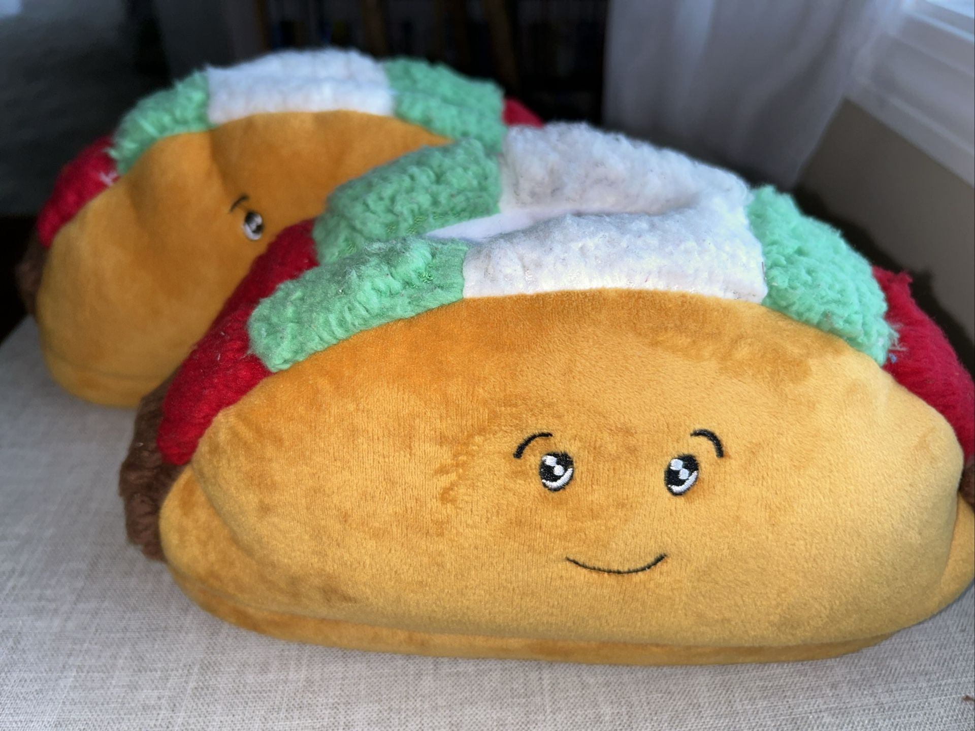 American Eagle Outfitters Taco Slippers Size 8 Medium