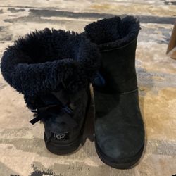 UGG BOOTS (Women’s 8) 