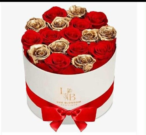 UX BLOSSOM BOUTIQUE
17 Forever Roses in a Box - Luxury Red & Gold Foreve