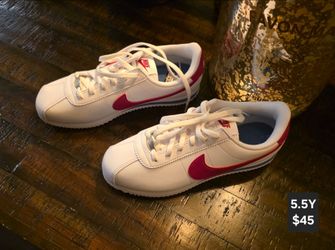 Nike Cortez GS shoes feature a vibrant hot pink swoosh Size: 5.5Y