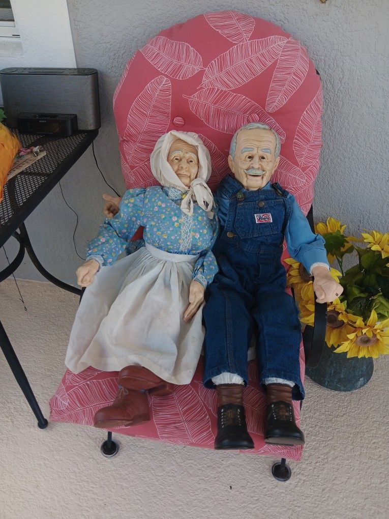 Moma And Papa Porcelain Dolls
