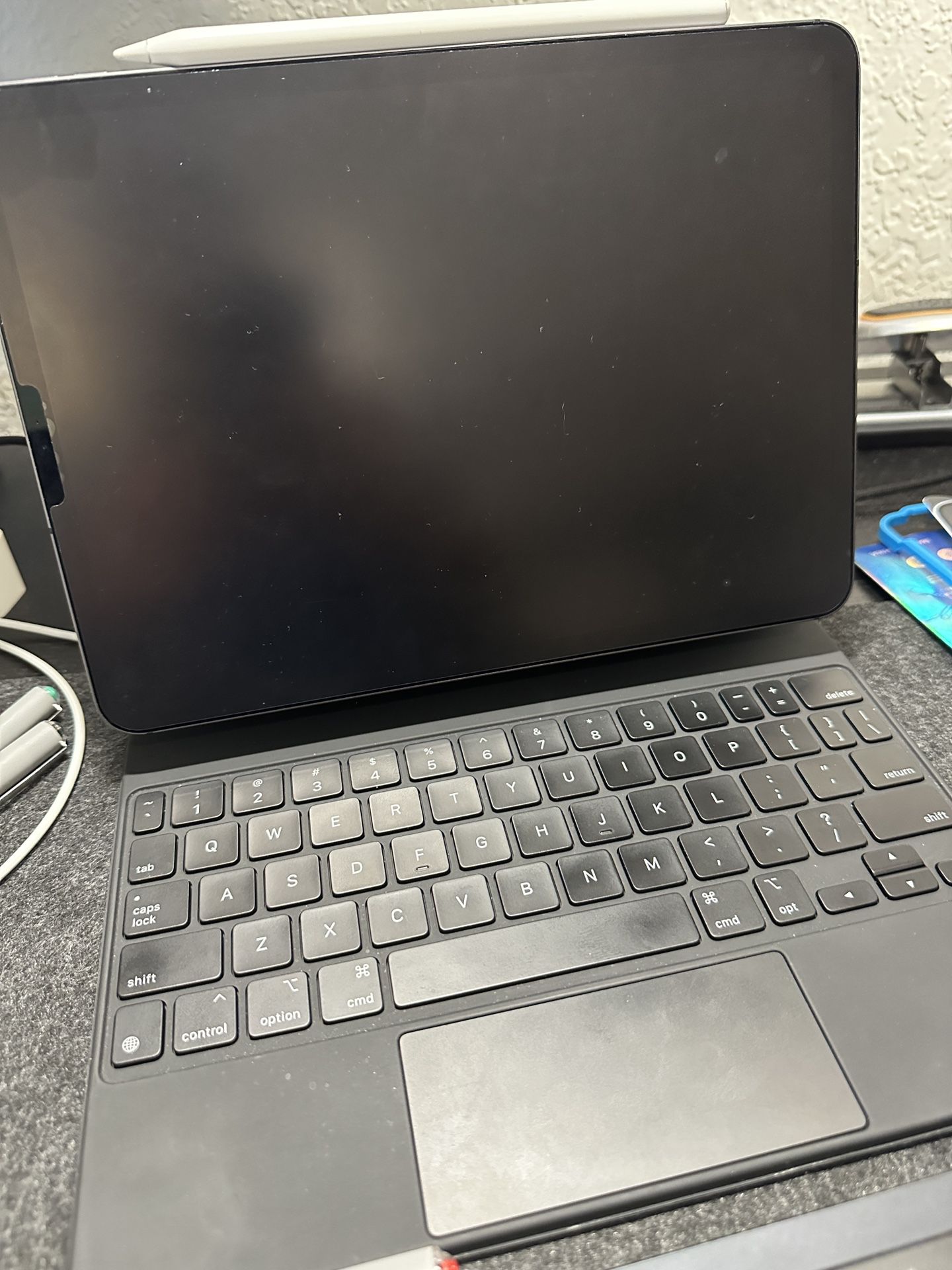 11” Ipad Pro 64GB + Apple Pencil + Keyboard 