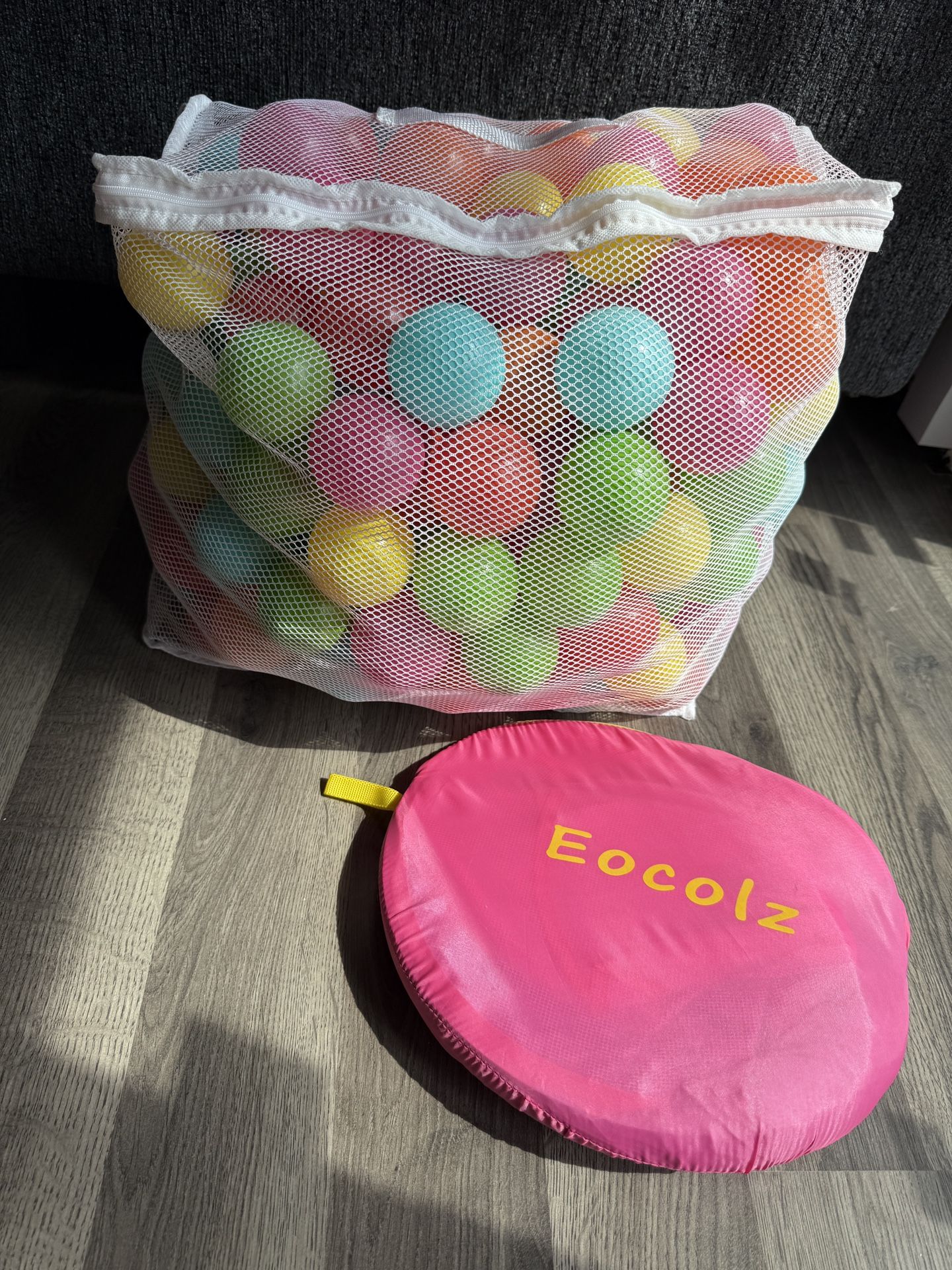 Child play bin with balls