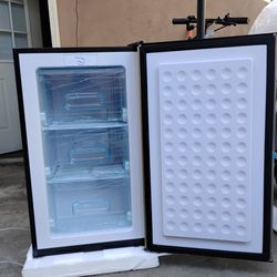 Upright freezer 3.6 cu. Ft