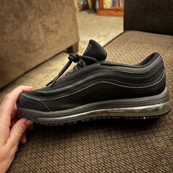 Non Slip  All Black Size 5 