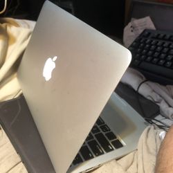 MacBook Air 11.3” intel i5 4GB 128GB SSD with charger all works great macOS Monterey $149 firm price