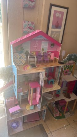 Big Barbie hose with furniture