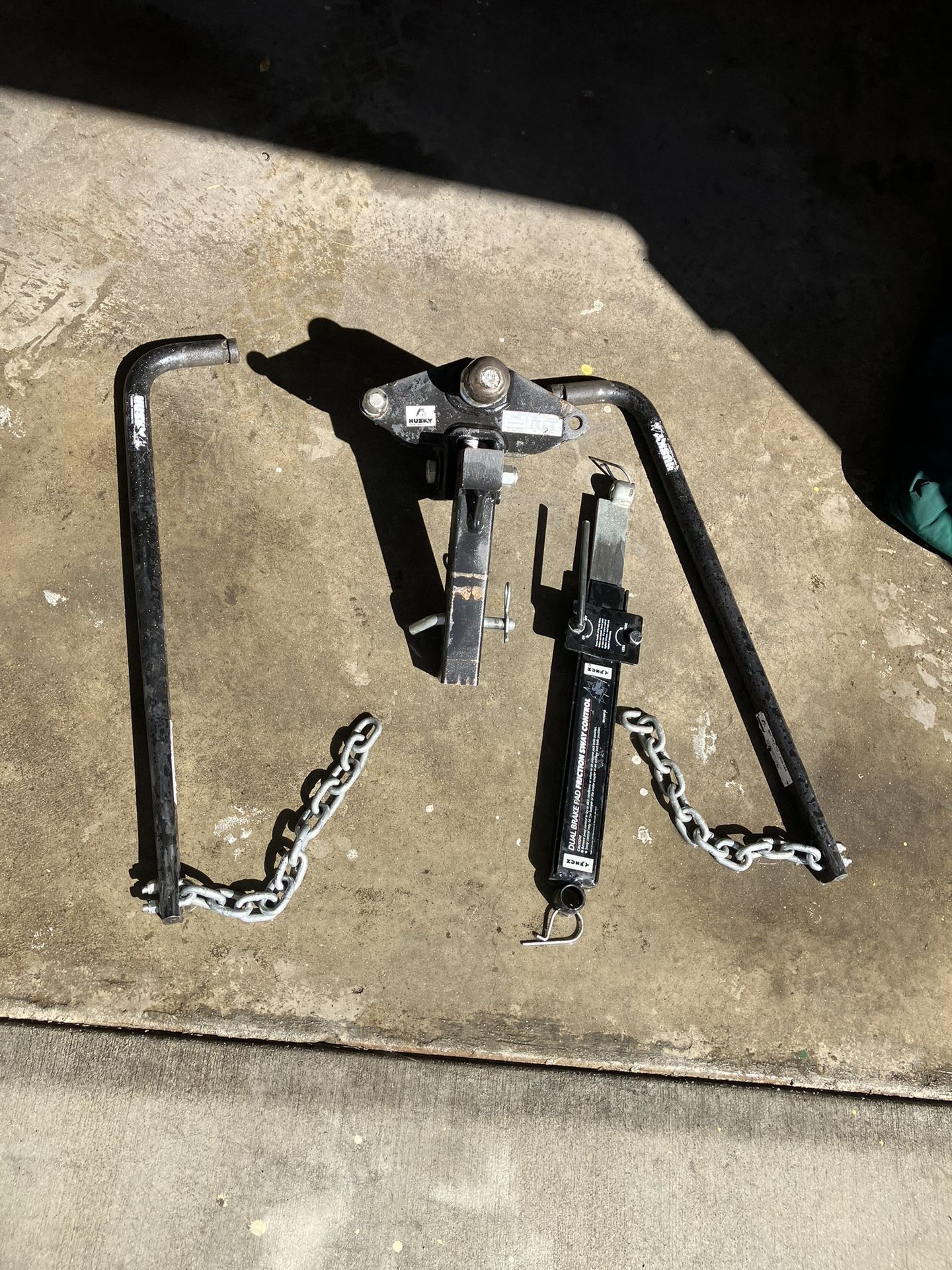 Round bar, weight distribution hitch with lubrication sway control