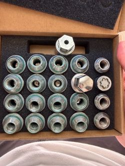 Lug nut + lock set