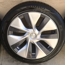 One Tesla Model Y Gemini 19” wheel 