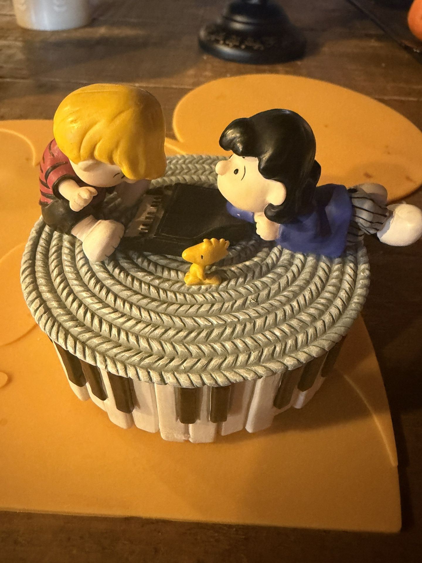 Musical Peanut And Lucy Figure