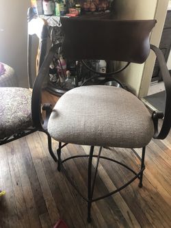 2 bar stools