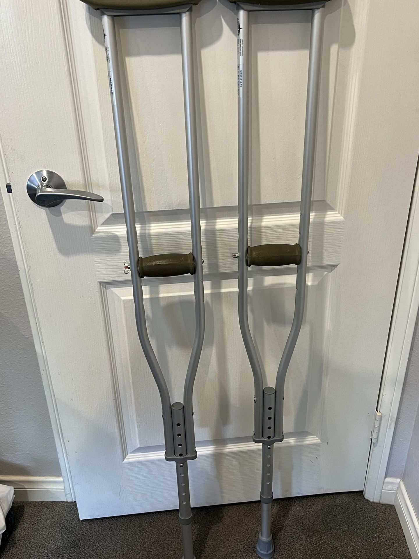 MEDLINE ADJUSTABLE CRUTCHES-Preowned-$5 (in Rowland Heights)