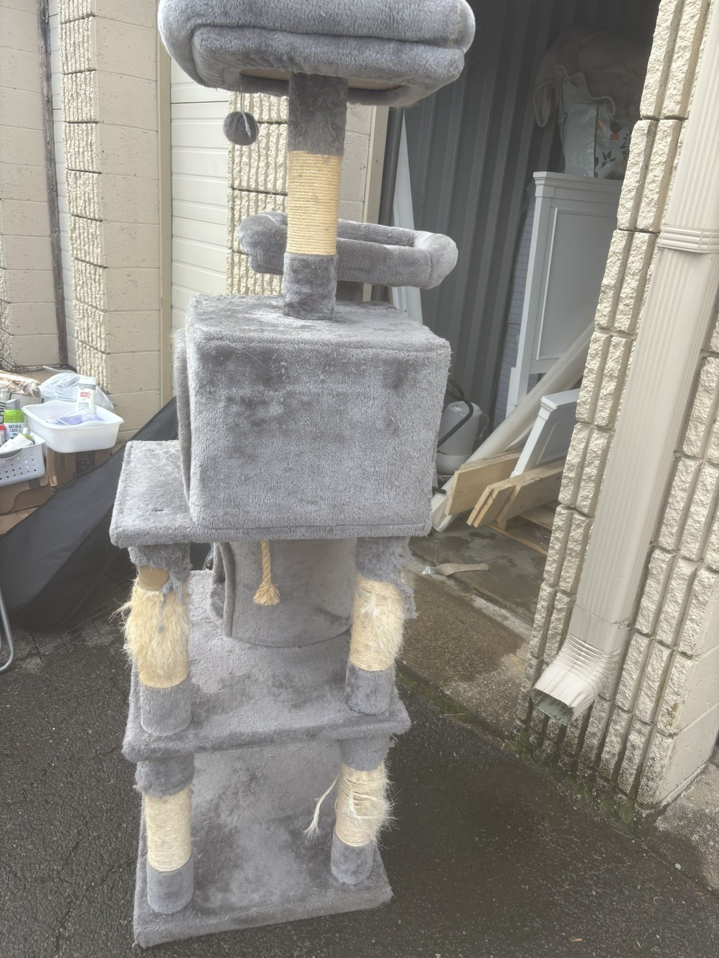 Cat condo FREE - needs new Rope On Scratchers. Pick Up Only Today 8 Am To 10 Pm In Warwick