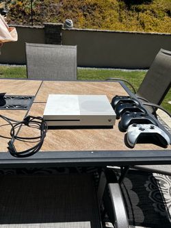 Xbox 1S + controllers