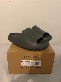 Yeezys slides Size 9