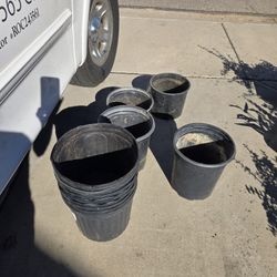 12  Plastic Pots  9in, 11in And 12in For $10