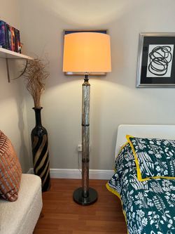 Floor Lamp whit 💡 ( only one )